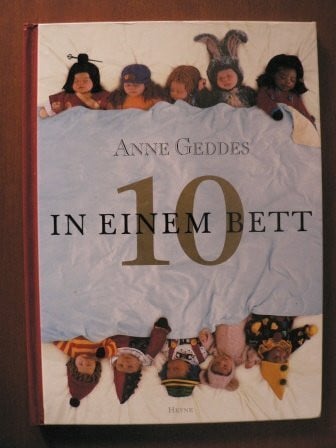 Anne Geddes 10 in einem Bett