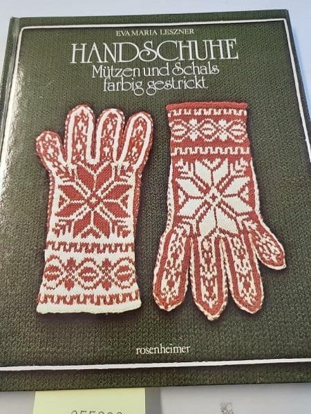 Eva Maria Leszner Handschuhe, Mützen und Schals farbig gestrickt