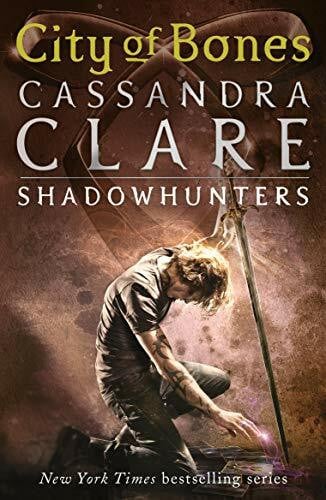 Clare, Cassandra The Mortal Instruments 1: City of Bones: From the international bestselling author who defined romantasy: the original Shadowhunter series about demon hunting, betrayal, secrets and forbidden love