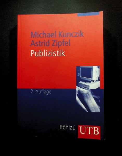 Zipfel, Dr. Astrid Publizistik: Ein Studienhandbuch (Uni-Taschenbücher M)